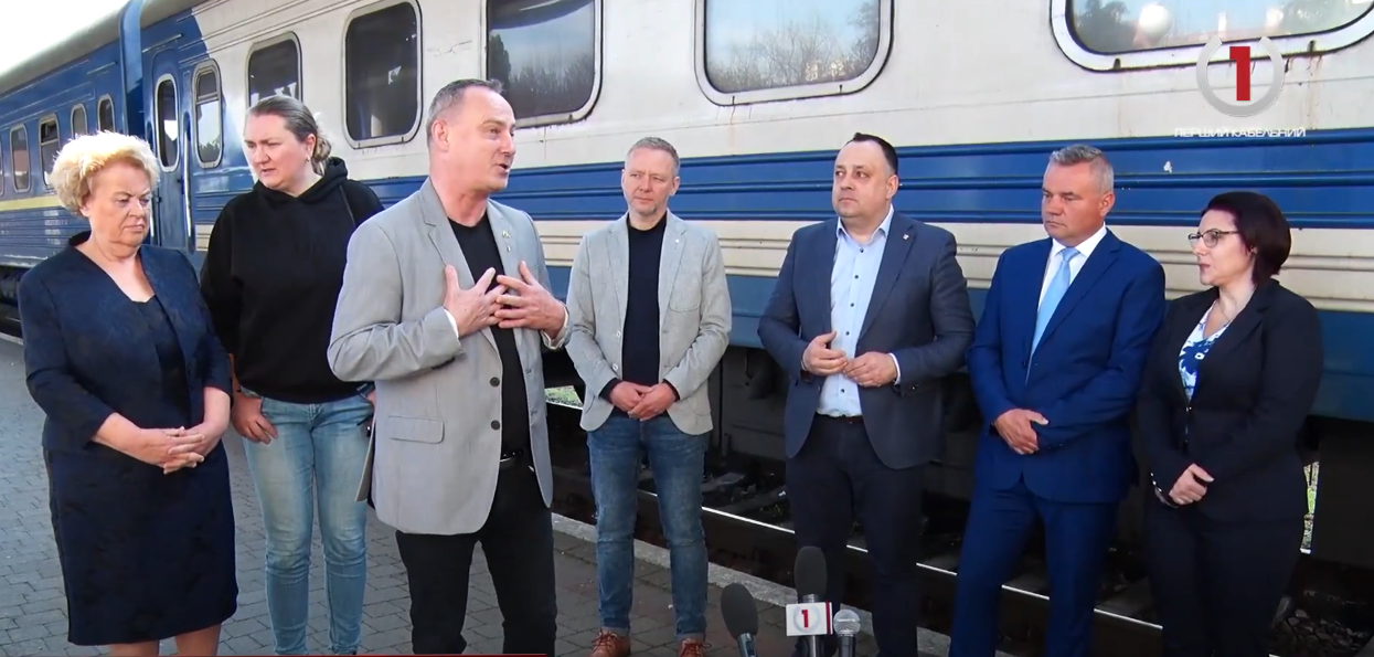 Прес-конференція на пероні: Закарпатське керівництво з колегами повернулося з міжнародного саміту (ВІДЕО)