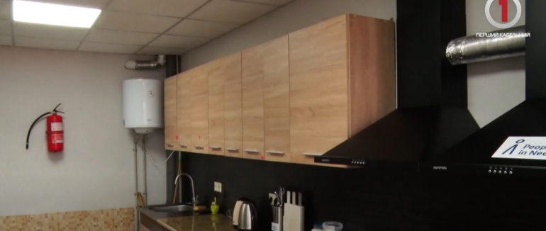 Відремонтовані приміщення та ресурсна кімната: як живуть ВПО у гуртожитку на Тячівщині (ВІДЕО)