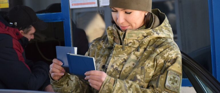 Надали підробні документи: на Закарпатті на кордонні затримали двох українців