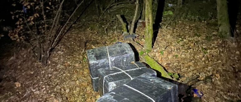 Втікаючи від прикордонників, на Закарпатті контрабандисти покинули 5000 пачок сигарет без акцизів