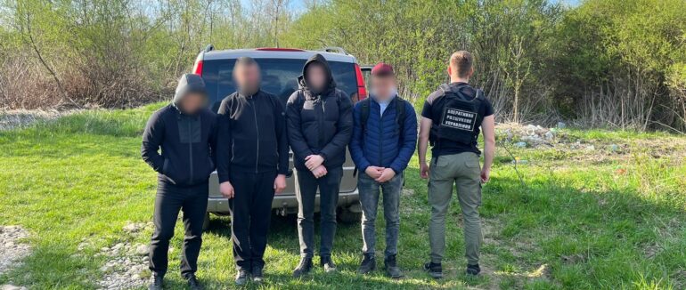 Не оминули контрольний пост: на Закарпатті затримали військовозобов’язаних (ФОТО)