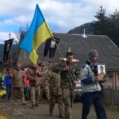 Проводжали навколішки: на Рвхівщині попрощалися із захисником України (ФОТО, ВІДЕО)