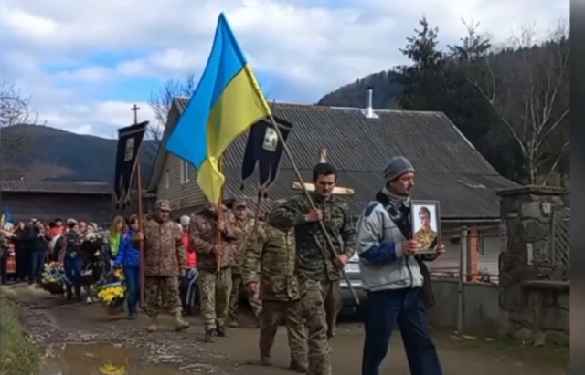 Проводжали навколішки: на Рвхівщині попрощалися із захисником України (ФОТО, ВІДЕО)