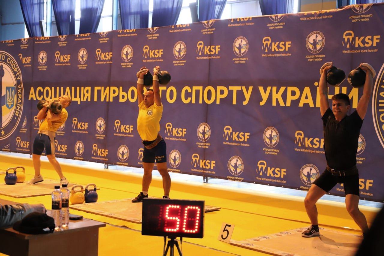 Відкритий чемпіонат Асоціації гирьового спорту України триває в Ужгороді
