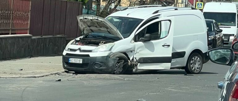 У Мукачеві на одній із вулиць ускладнено рух через ДТП (ВІДЕО)