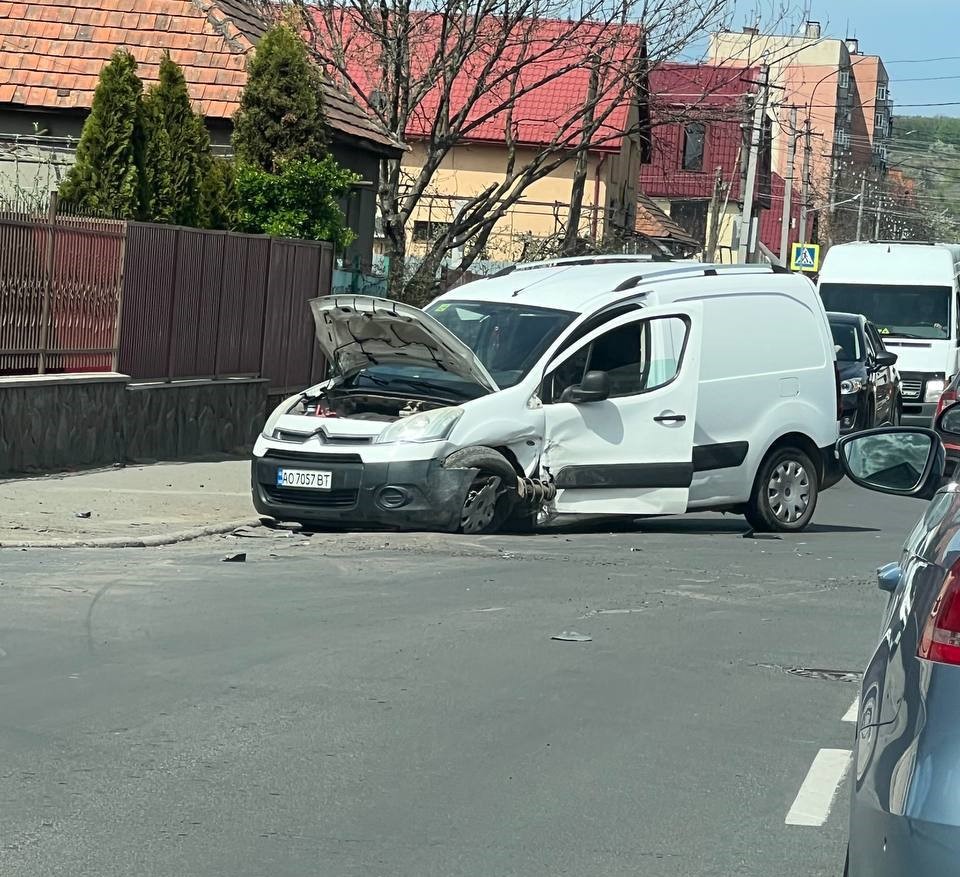 У Мукачеві на одній із вулиць ускладнено рух через ДТП (ВІДЕО)