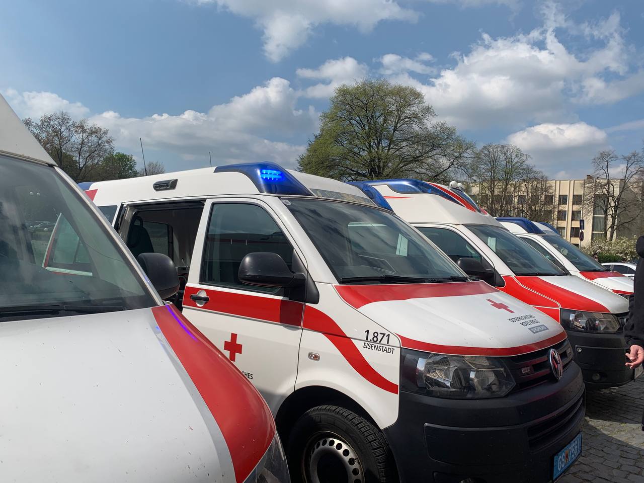 Австрійська делегація на Закарпатті: партнери передали 4 швидкі для медзакладів, що зазнали руйнувань під час війни