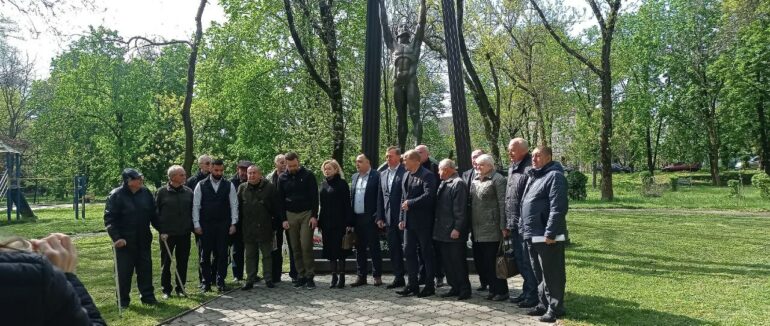 На площі Захисників України в Ужгороді вшанували учасників ліквідації наслідків аварії на Чорнобильській АЕС (ФОТО)