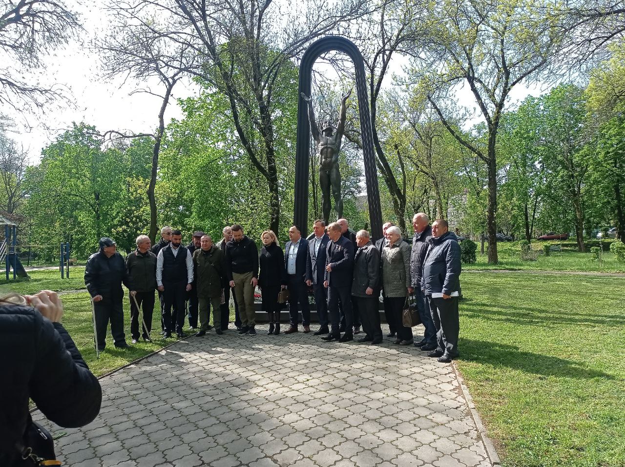 На площі Захисників України в Ужгороді вшанували учасників ліквідації наслідків аварії на Чорнобильській АЕС (ФОТО)