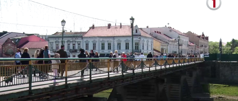 Дошкільний ажіотаж: в Ужгороді батьки скаржаться на великі черги до дитсадків (ВІДЕО)