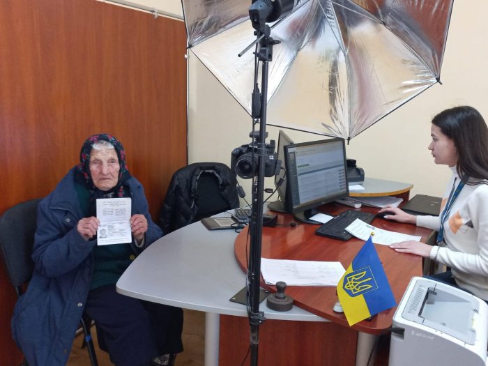Перший у житті: 92-річна закарпатка отримала закордонний паспорт