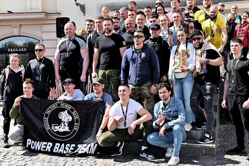 До першого благодійного забігу з перешкодами StrongRace в Ужгороді приєдналося близько 300 учасників