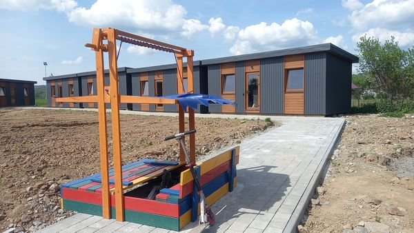 У селищі Середньому завершено зведення 12 модульних будинків для потреб ВПО