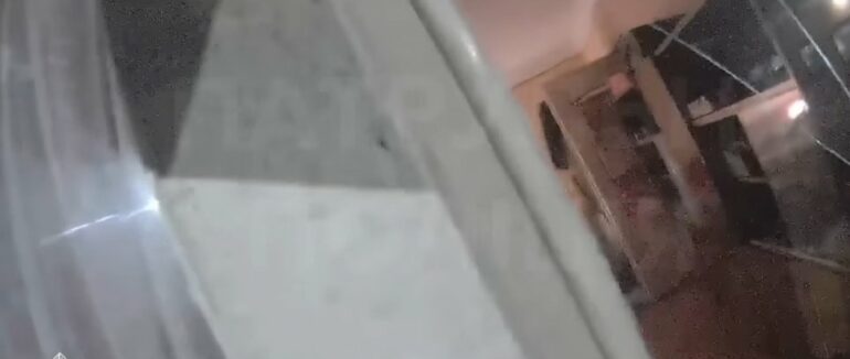 Патрульні змушені були розбити вікно в оселі: що трапилося у Мукачеві у багатоповерхівці