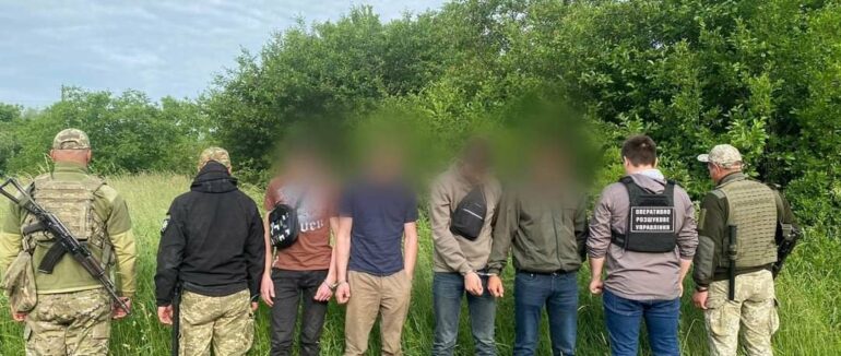 Намагалися незаконно потрапити до ЄС: закарпатські прикордонники затримали 6 порушників кордону