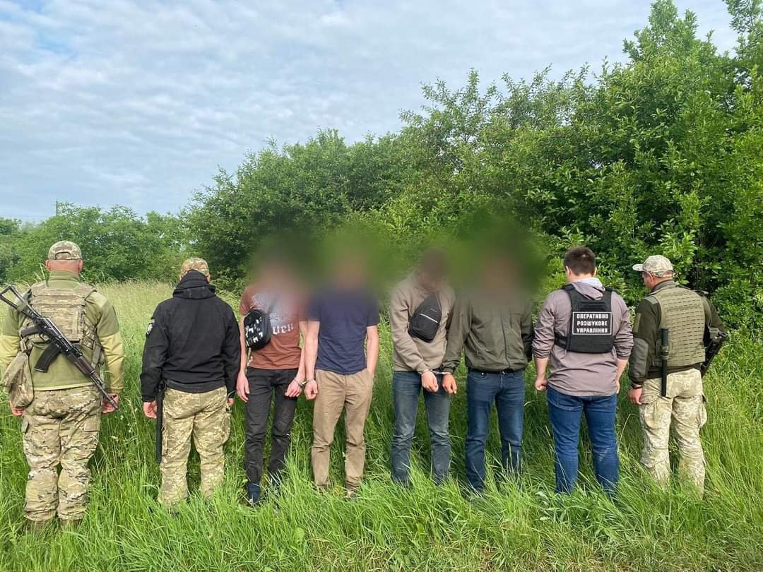 Намагалися незаконно потрапити до ЄС: закарпатські прикордонники затримали 6 порушників кордону
