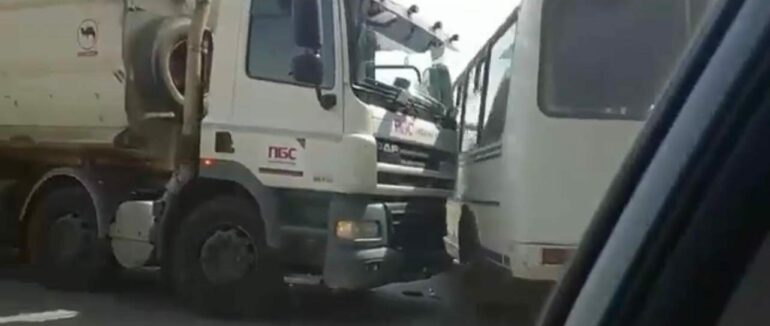 Поблизу Мукачева трапилася ДТП за участю рейсового автобуса та вантажівки (ВІДЕО)