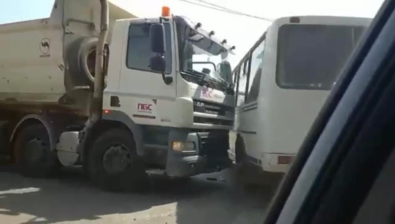 Поблизу Мукачева трапилася ДТП за участю рейсового автобуса та вантажівки (ВІДЕО)