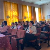 Протидія насильству та булінгу: для хустських школярок провели важливу лекцію