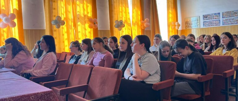 Протидія насильству та булінгу: для хустських школярок провели важливу лекцію