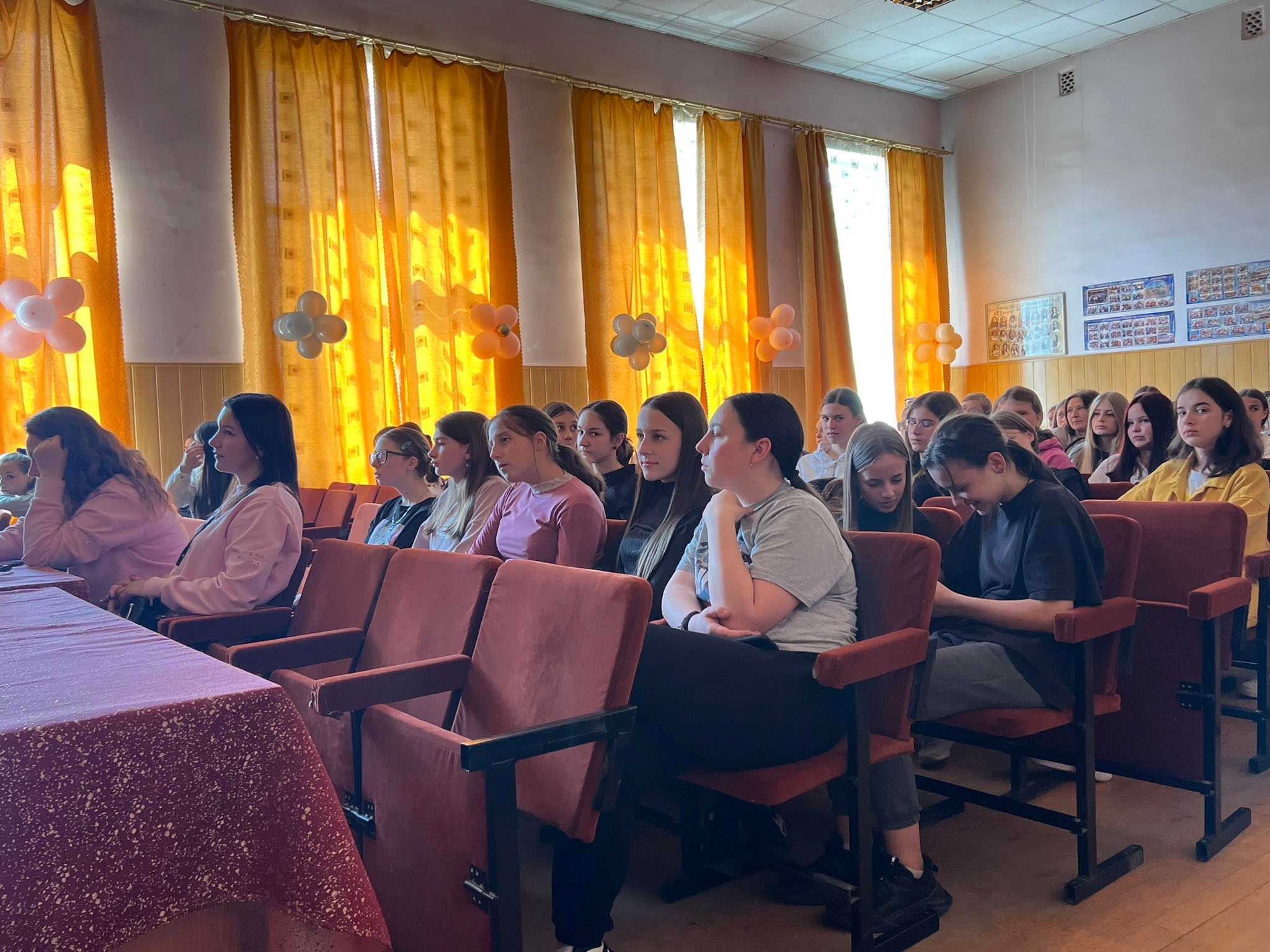 Протидія насильству та булінгу: для хустських школярок провели важливу лекцію