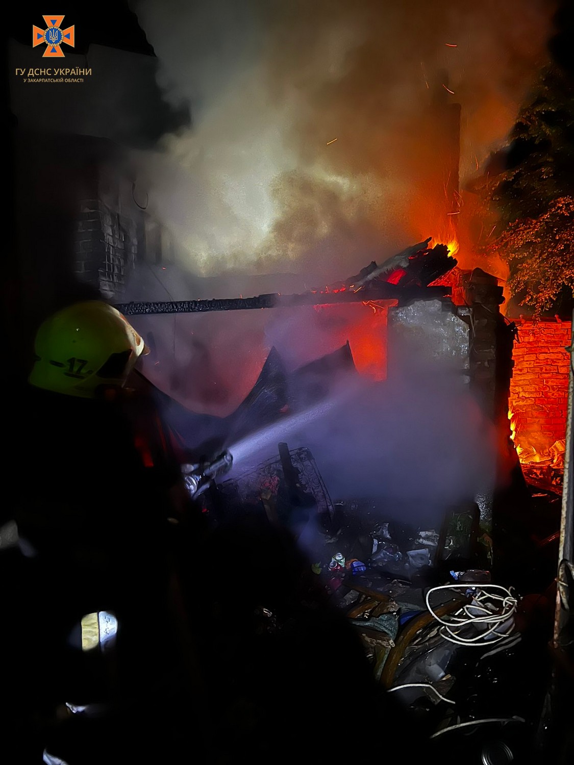 Спали у задимленій кімнаті: у Берегові вночі горів будинок
