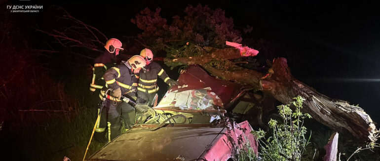 На великій швидкості в’їхав у дерево: подробиці фатальної ДТП у Хустському районі