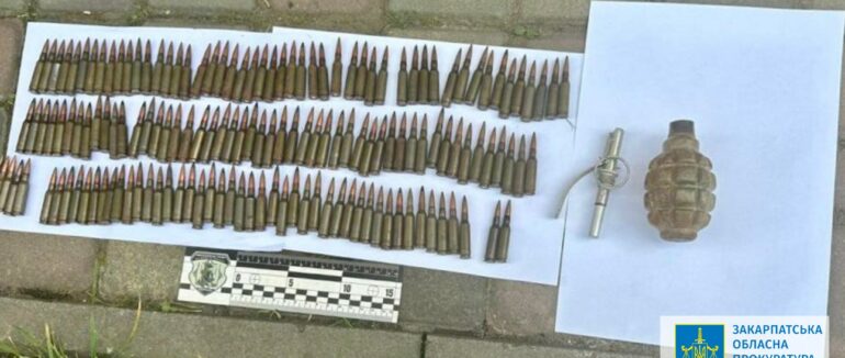 Затримали на гарячому: мукачівцю вручили підозру за збут боєприпасів