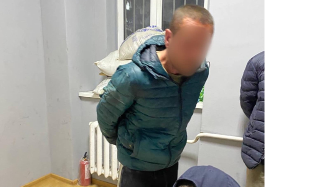 У Мукачеві затримали чоловіка, який лаявся на сусідів та кидався на поліцейських