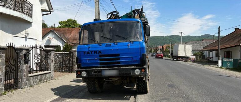 На Свалявщині поліція затримала дві вантажівки з нелегальною деревиною