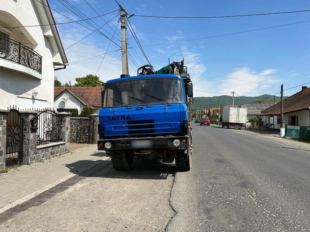 На Свалявщині поліція затримала дві вантажівки з нелегальною деревиною