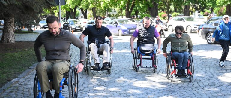 Барʼєри для особливих людей: в Ужгороді чиновники сіли на інвалідні візки