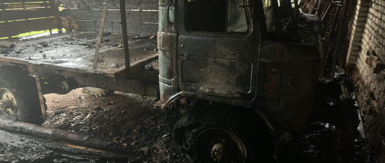 Пожежу приборкували 3 години: у Хустському районі вогонь охопив занедбану будівлю