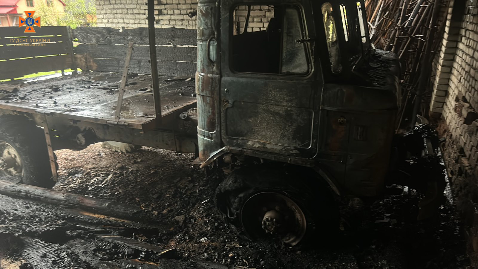 Пожежу приборкували 3 години: у Хустському районі вогонь охопив занедбану будівлю