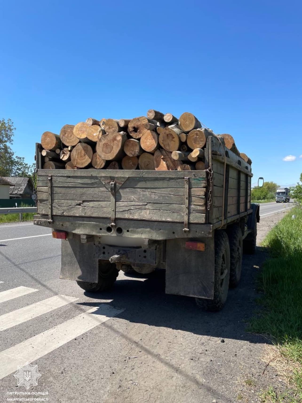 Поблизу Ужгорода зупинили вантажівку з деревиною: водій пропонував хабар патрульним