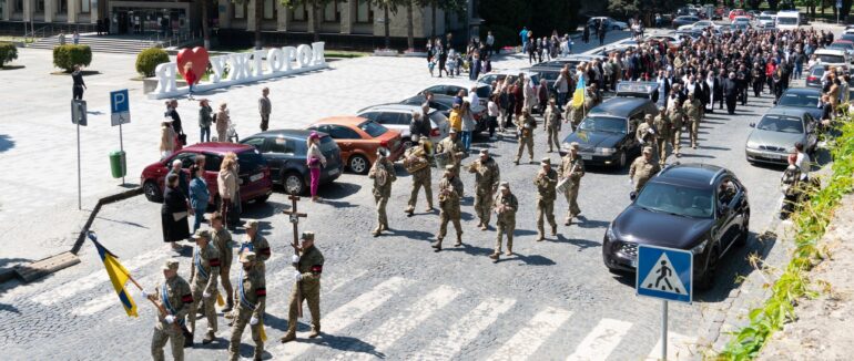 В Ужгороді попрощалися з загиблим захисником України – Артуром Анікієнком