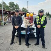 Гуляв без супроводу батьків: патрульні відшукали матір 4-річного хлопчика