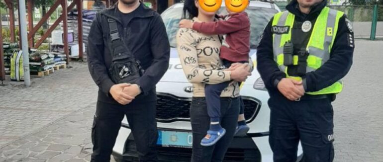 Гуляв без супроводу батьків: патрульні відшукали матір 4-річного хлопчика