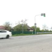 Життя біля траси: ужгородка не може вийти з будинку та роками оббиває пороги чиновників (ВІДЕО)