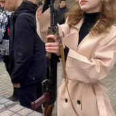 “Дівоче хоббі”: 15-річна закарпатка показала як майстерно збирає та розбирає автомат (ВІДЕО)