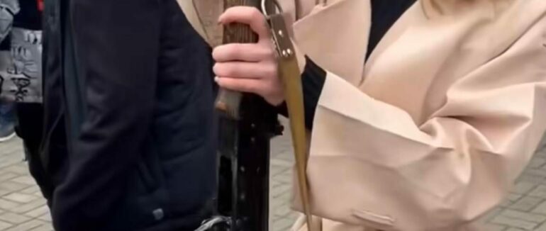 “Дівоче хоббі”: 15-річна закарпатка показала як майстерно збирає та розбирає автомат (ВІДЕО)