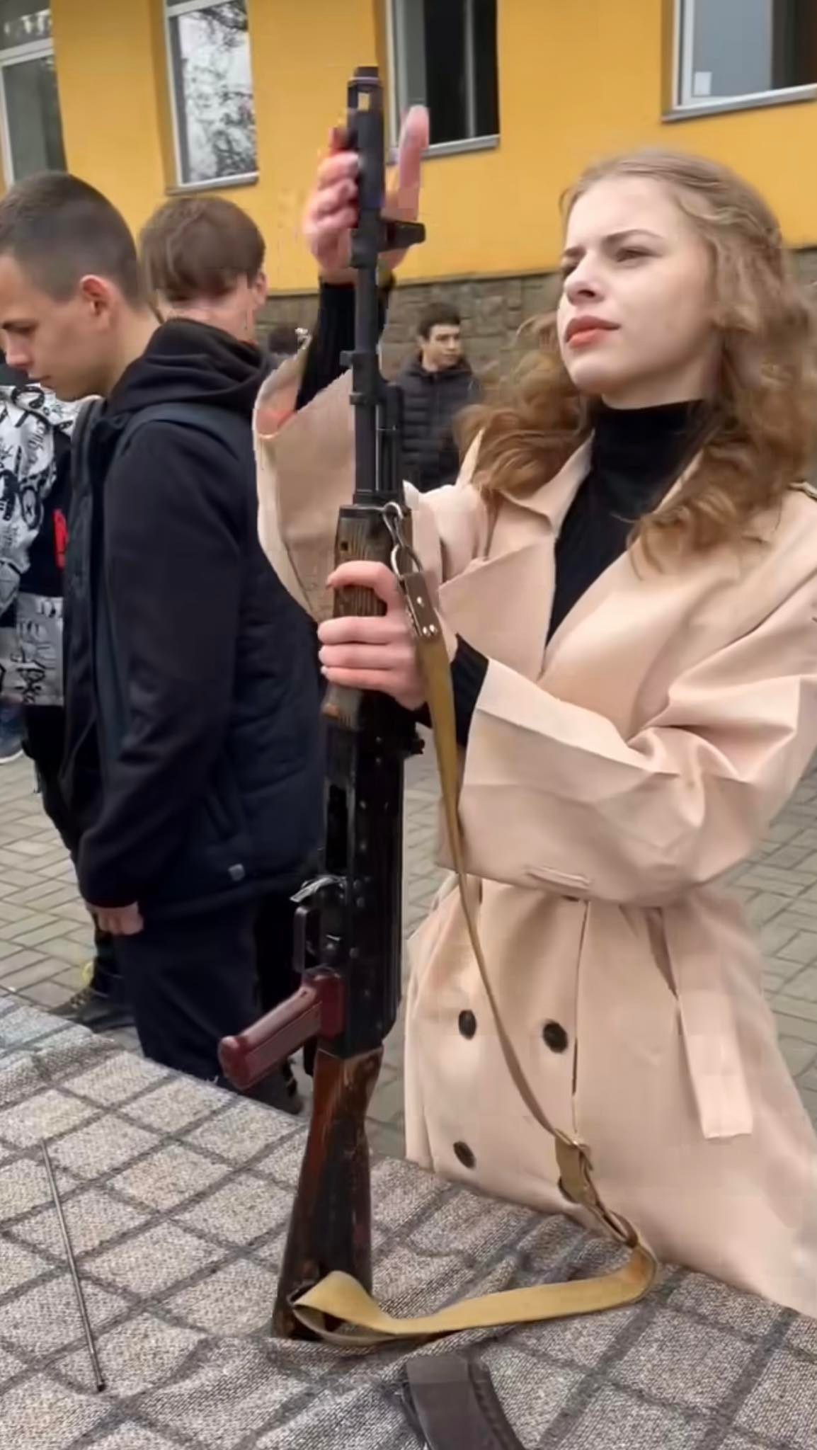 "Дівоче хоббі": 15-річна закарпатка показала як майстерно збирає та розбирає автомат (ВІДЕО)