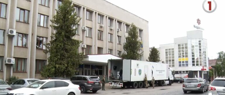 Чергова переобладнана вантажівка: 33 бригада отримала банний комплекс від Мукачівщини