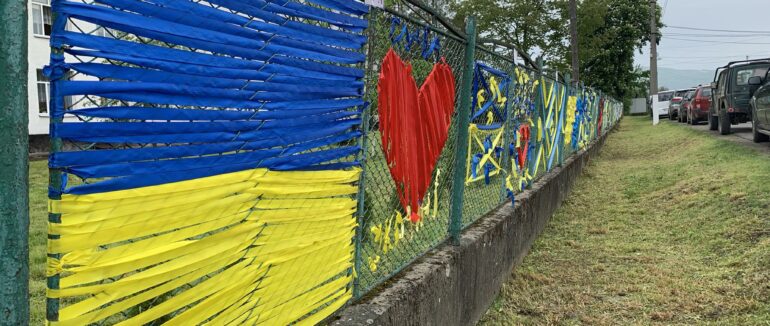 День вишиванки: школярі Кушницького навчального закладу створили вишивані орнаменти на огорожі школи