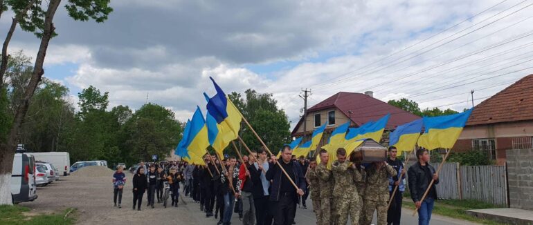 Виноградівська громада провела в останню дорога полеглого захисника Олександра Роспопчука