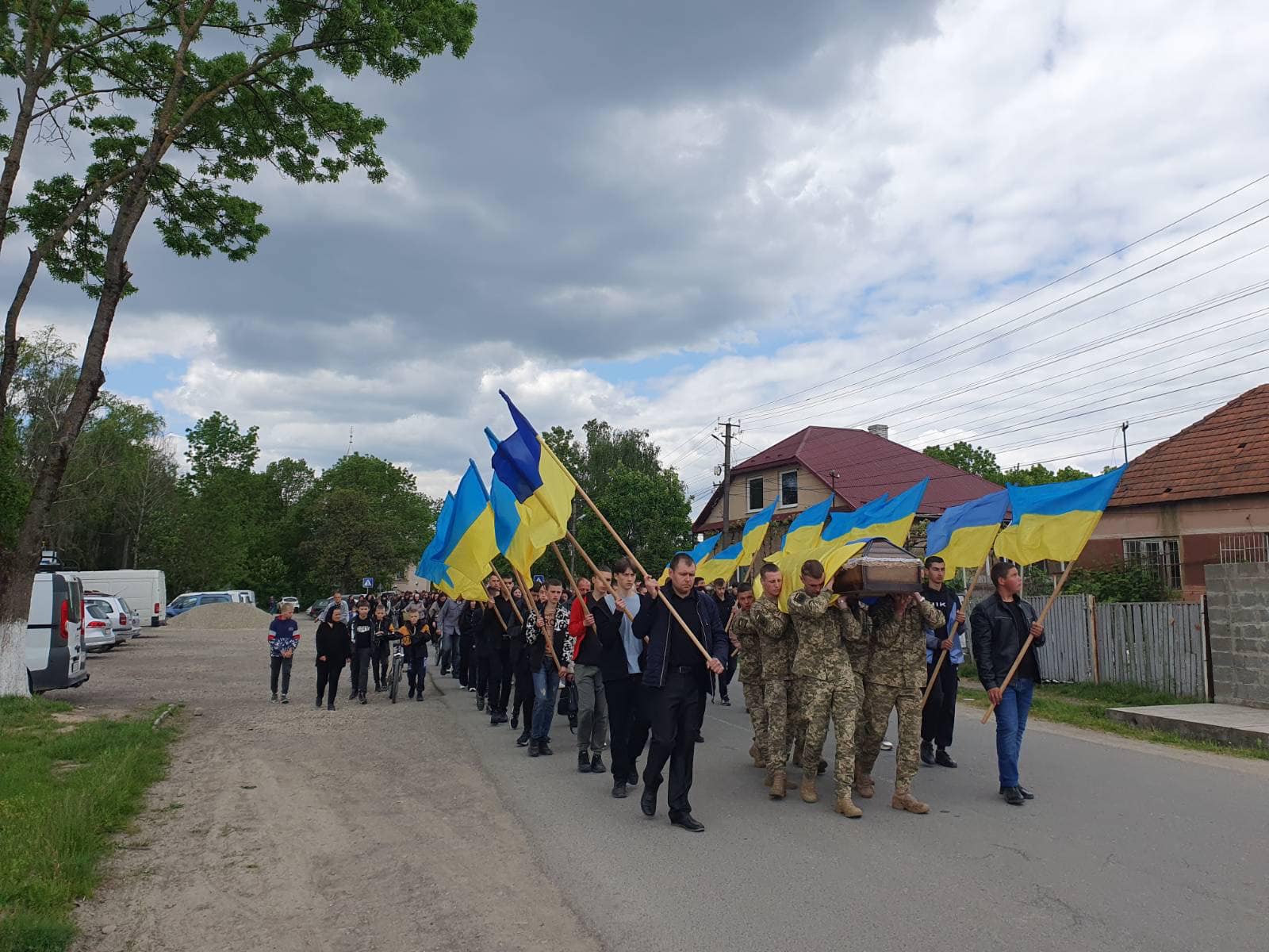Виноградівська громада провела в останню дорога полеглого захисника Олександра Роспопчука