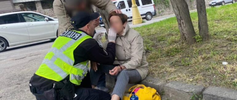 Стало зле: в Ужгороді на вулиці знепритомніла жінка