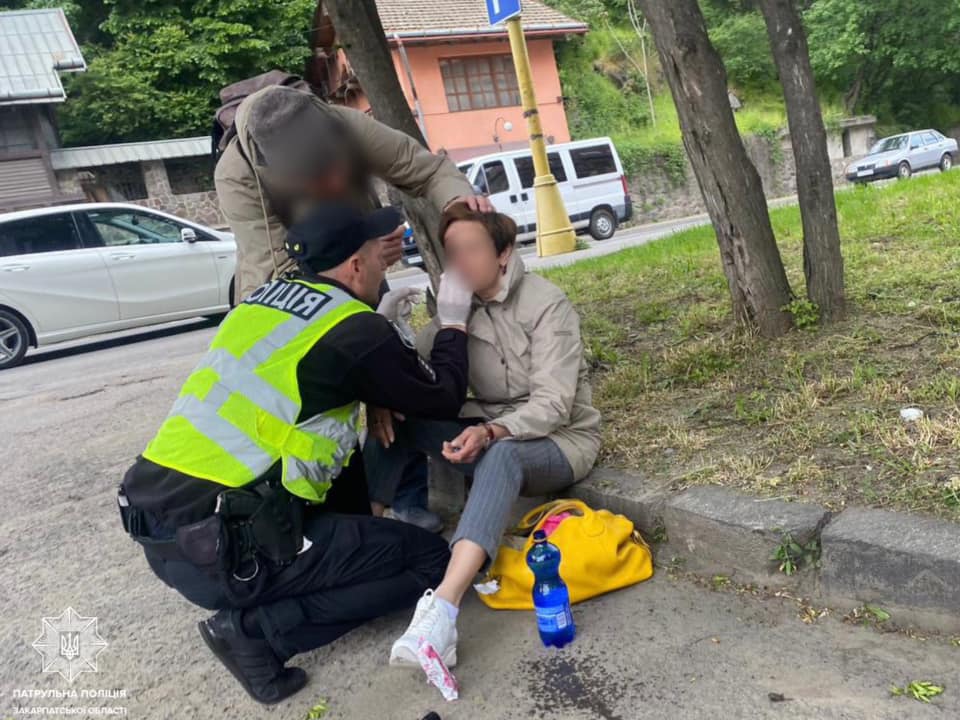 Стало зле: в Ужгороді на вулиці знепритомніла жінка