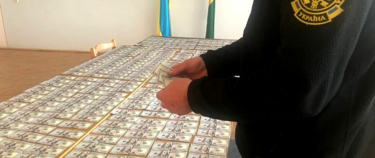 На кордоні з Угорщиною закарпатські митники запобігли ввезенню валютних цінностей на 3,7 млн грн