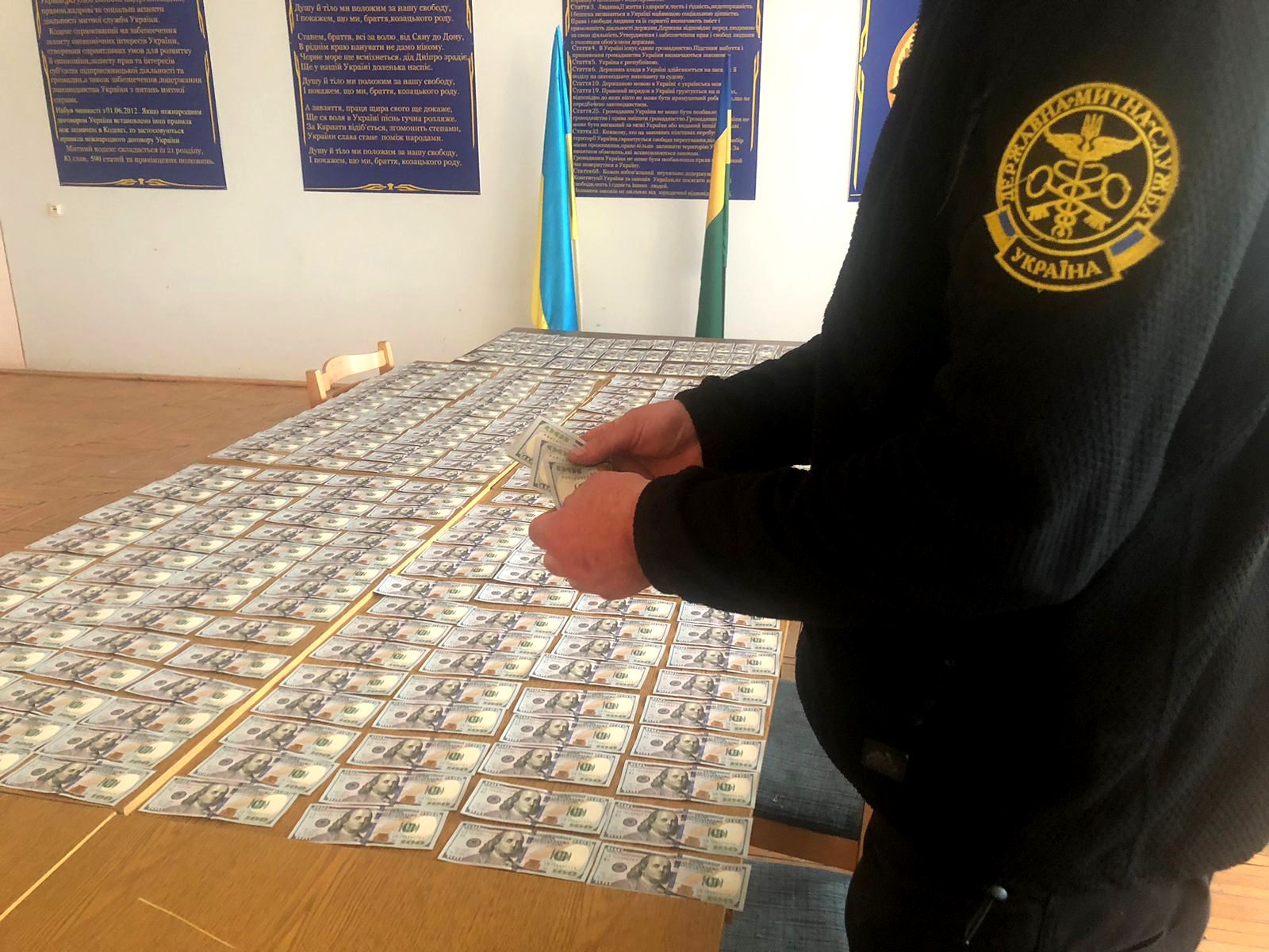На кордоні з Угорщиною закарпатські митники запобігли ввезенню валютних цінностей на 3,7 млн грн